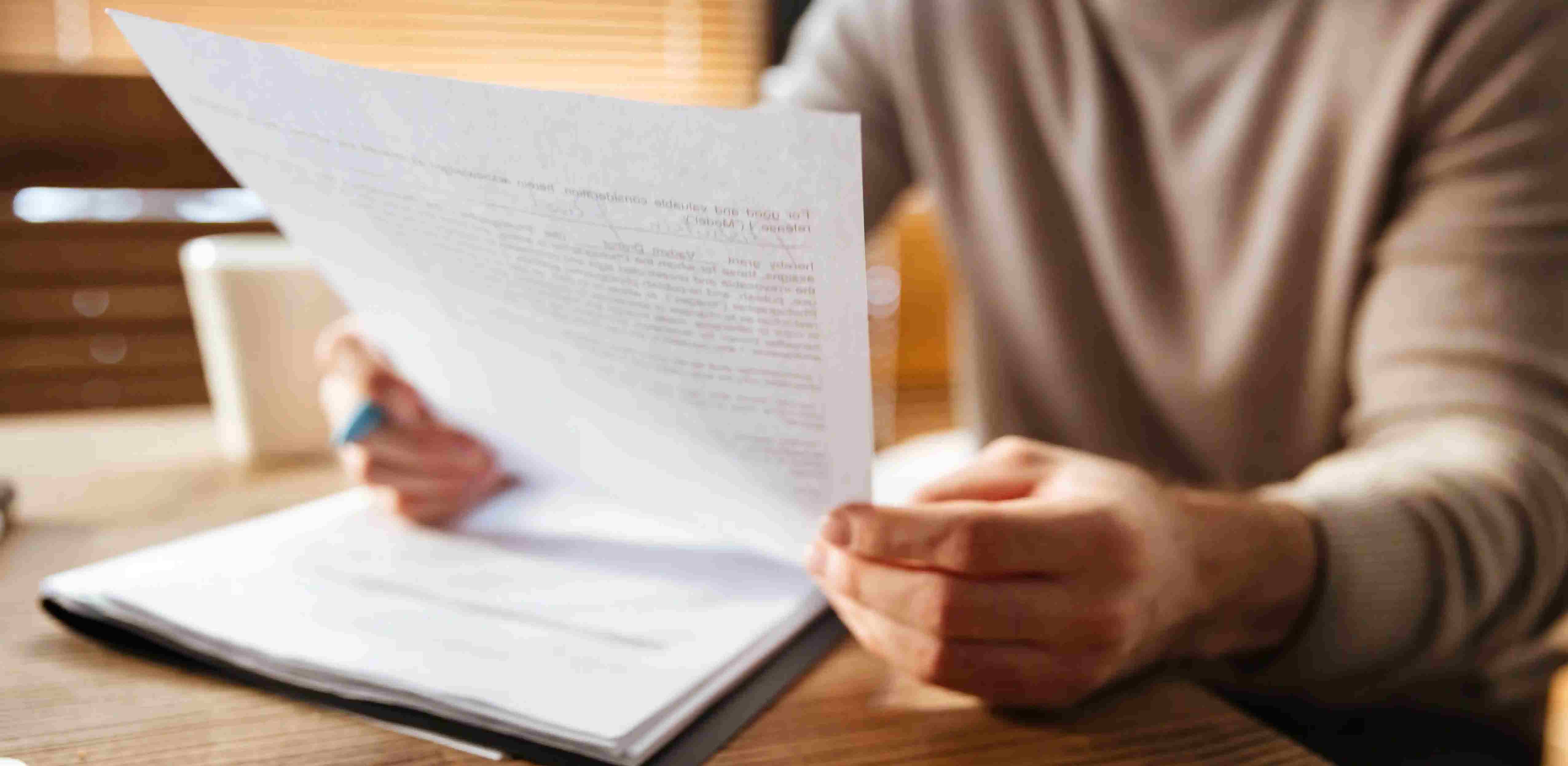 Мужчина держит юридические документы для перевода